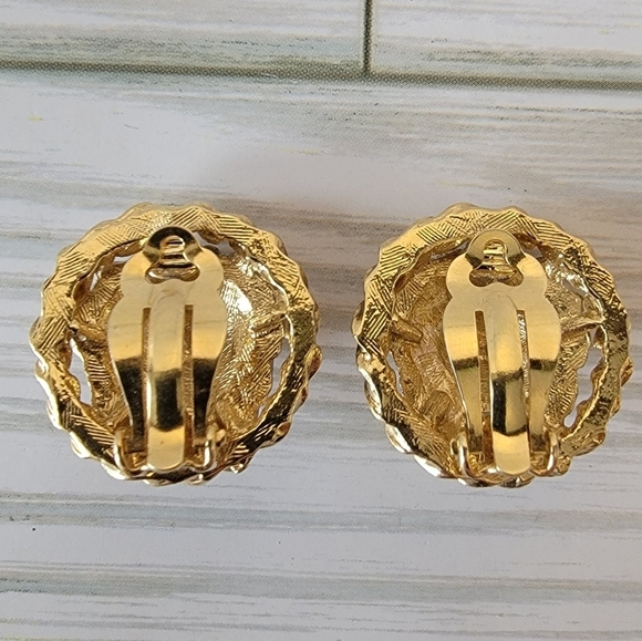D11 Vintage Gold-tone Lion Clip-on Earrings - Picture 2 of 3